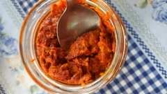 ČUVENI LJILJIN AJVAR ZALUDEO CELU PIJACU! Ove godine je uspela sama da napravi 600 tegli!