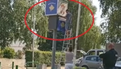 KURTIJEV TEROR NE PRESTAJE U Kosovskoj Mitrovici preko grba Republike Srbije PRELEPLJENA ZASTAVA LAŽNE DRŽAVE KOSOVO