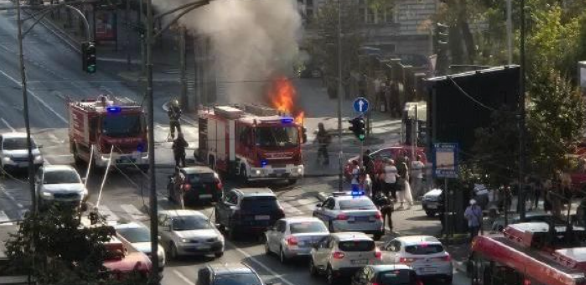 KOMBI ZA PREVOZ NOVCA IZGOREO NASRED ULICE Stravičan požar u centru Beograda, ljudi se zabrinuli za novčanice (FOTO)