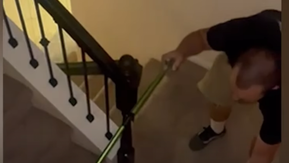 PORODICA UGLEDALA STRAŠAN PRIZOR, SLEDILA IM SE KRV U ŽILAMA Odmah su se zabarikadirali na spratu, kamera snimila jezivu scenu (VIDEO)