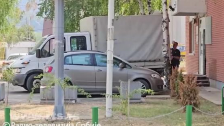 SEDMI DAN KURTIJEVOG TERORA - JOŠ BLOKIRAJU SRPSKE INSTITUCIJA NA SEVERU KiM Policija počela da iznosi dokumentaciju