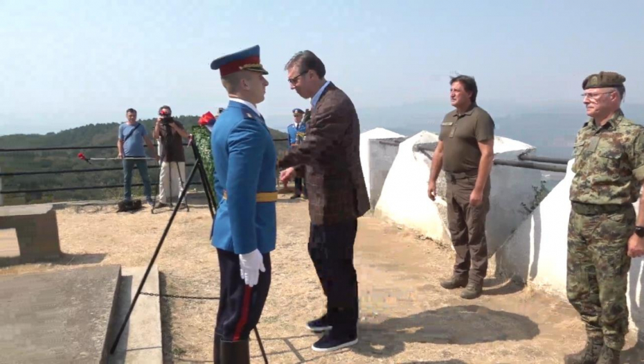 "BITKA IZNAD OBLAKA" Vučić odao počast palim srpskim vojnicima
