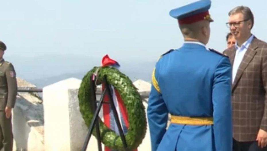 VUČIĆ POLOŽIO VENAC U ČAST POGINULIH SRPSKIH VOJNIKA NA CERU Odavde se vidi cela Loznica, jedan od najlepših pogleda u Srbiji