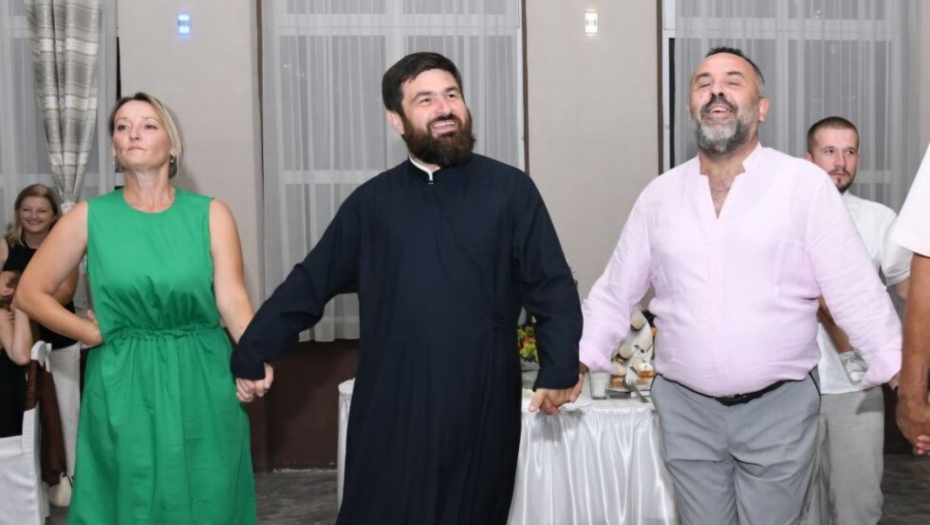POP I HODŽA ZAIGRALI UŽIČKO KOLO Snimak iz Priboja digao Srbiju na noge!