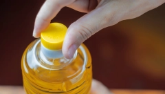 GDE DRŽITE ULJE U KUHINJI? Stručnjaci otkrili najgore mesto, a mnogi ga baš tu čuvaju