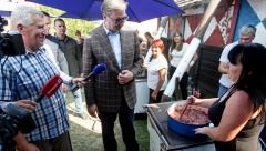 UVEK MOŽETE DA RAČUNATE NA POMOĆ DRŽAVE Predsednik Vučić u poseti domaćinstvu Jankovića u Gornjem Crniljevu (FOTO)
