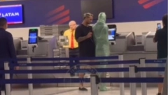 "ČOVEK KESA" DOŠAO NA AERODROM Kamera snimila neverovatnu scenu, evo šta je pokušao! (VIDEO)