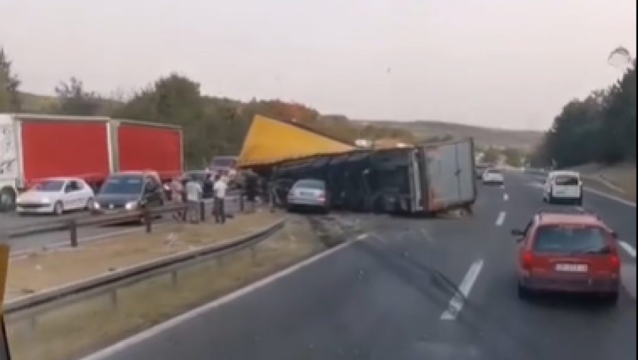 ŠLEPER PROBIO ZAŠTITNU OGRADU, PREŠAO NA SUPROTNU STRANU Prevrnula se prikolica, jezive scene na Begaljičkom brdu (VIDEO)
