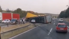 ŠLEPER PROBIO ZAŠTITNU OGRADU, PREŠAO NA SUPROTNU STRANU Prevrnula se prikolica, jezive scene na Begaljičkom brdu (VIDEO)