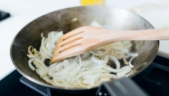 CRNI LUK DINSTAJU U RESTORANU S OVIM SASTOJKOM Brže omekša, jelo je ukusnije, a miris se ne širi po kući