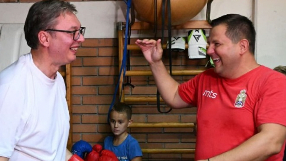 VUČIĆ U DO SADA NEVIĐENOM IZDANJU Predsednik navukao bokserske rukavice pa poručio: Ima tu mnogo jačih, ali... (FOTO)