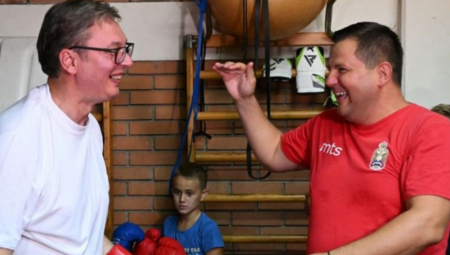 VUČIĆ U DO SADA NEVIĐENOM IZDANJU Predsednik navukao bokserske rukavice pa poručio: Ima tu mnogo jačih, ali... (FOTO)