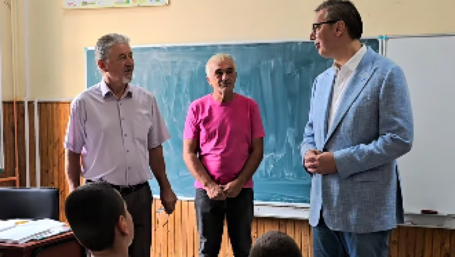 DECO, JESTE LI JEDVA USTALI JUTROS? Predsednik se našalio sa đacima iz škole u Brezjaku, saopštio im PRELEPE VESTI, a onda ih je počastio UŠTIPCIMA
