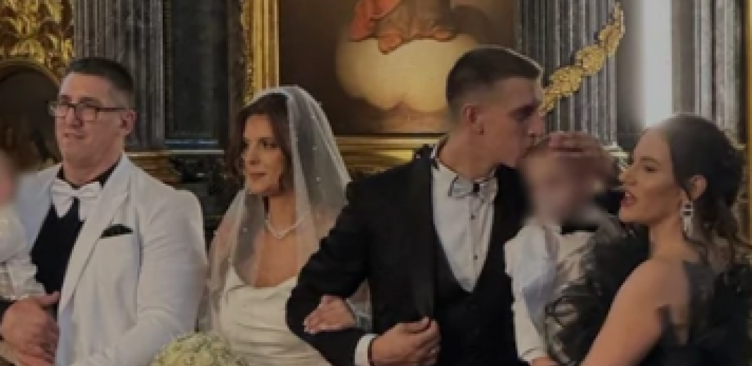 PRVE FOTKE SA VENČANJA SINA KRISTIJANA GOLUBOVIĆA! Mlada sa dubokim šlicom, a tek da vidite mladoženju, svi gledaju u jedan detalj