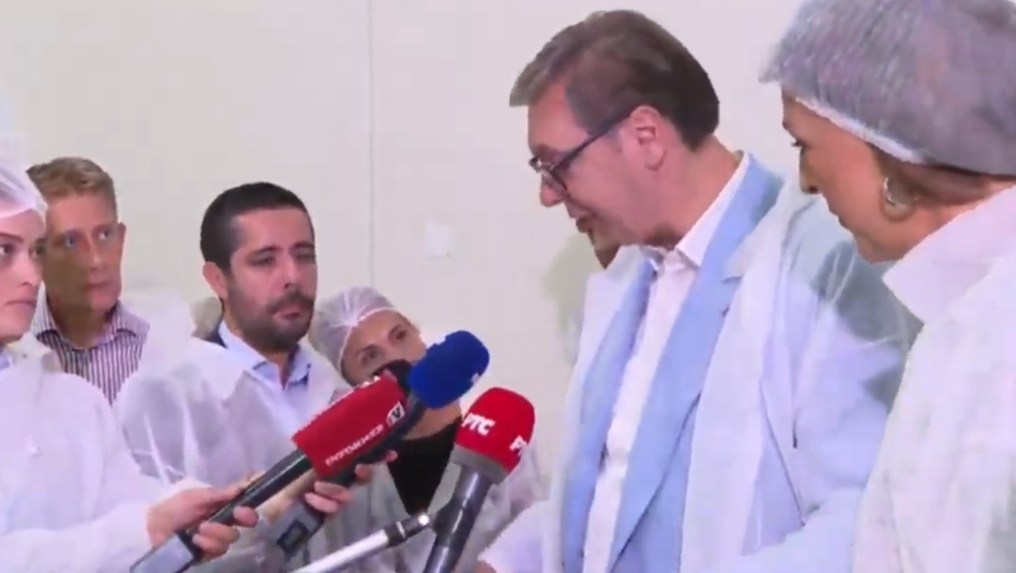 VUČIĆ OBIŠAO MLEKARU KOD BAJINE BAŠTE Predsednik razgovarao sa radnicima i otkrio koji jogurt se najviše pije (VIDEO)
