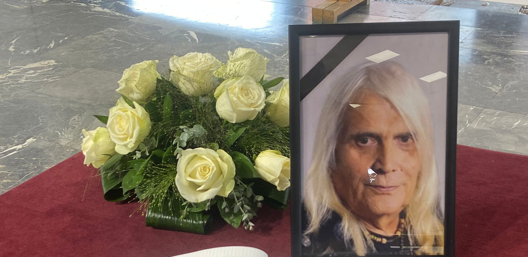 OTVORENA KNJIGA ŽALOSTI POVODOM BORINE SMRTI! Čačak zavijen u crno, sugrađani se u suzama opraštaju od legendarnog rokera!