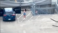 LJUDI MOJI, DA LI JE GLUPOST NEUNIŠTIVA? Devojka pravi selfi pored džipa, ali detalj na stepenicama je zgrozio sve! (VIDEO)