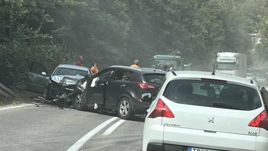 KARAMBOL KOD BUBANJ POTOKA  Posle sudara delovo rasuti po putu(VIDEO)