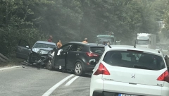 KARAMBOL KOD BUBANJ POTOKA  Posle sudara delovo rasuti po putu(VIDEO)