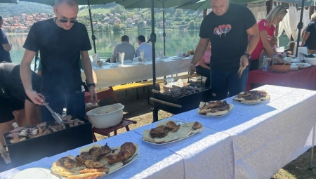 RIBOLOVCI U MALOM ZVORNIKU SPREMNO ČEKAJU PREDSEDNIKA VUČIĆA Spremili su mu ribu za ručak, ima i roštilja