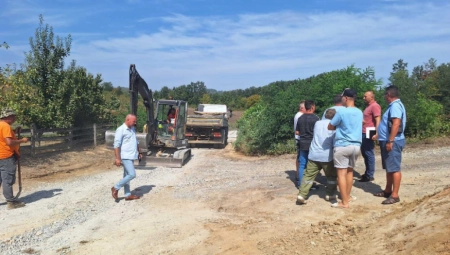 LEPE VESTI ZA MEŠTANE OSEČINE! Počeli su radovi na asfaltiranju puteva u dva sela