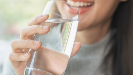 EVO ŠTA ĆE SE DESITI AKO NE PIJETE DOVOLJNO VODE Može da bude ozbiljno, zato bolje napunite čašu
