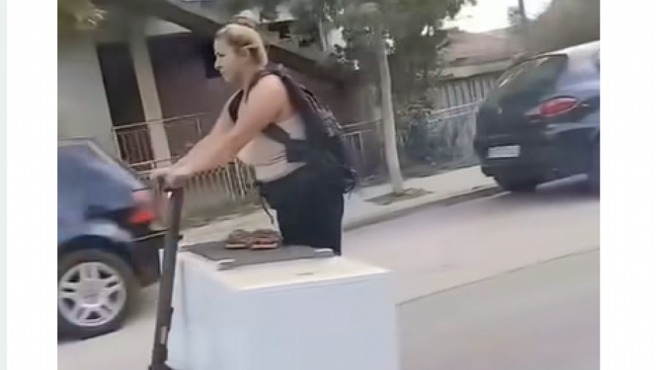 SNAJKA ZNA ZNANJE...Hit snimak žene iz Vranja: Na električnom trotinetu prevozi ni manje ni više nego OVO (VIDEO)