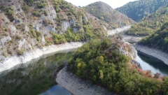 BUKTI POŽAR U KANJONU UVCA, GORI NISKO RASTINJE! Vatrogasne ekipe se bore sa vatrenom stihijom!