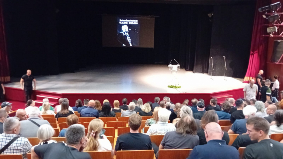 POČELA KOMEMORACIJA BORI ĐORĐEVIĆU Supruga u suzama, deca neutešna, bolne scene u Kulturnom centru!