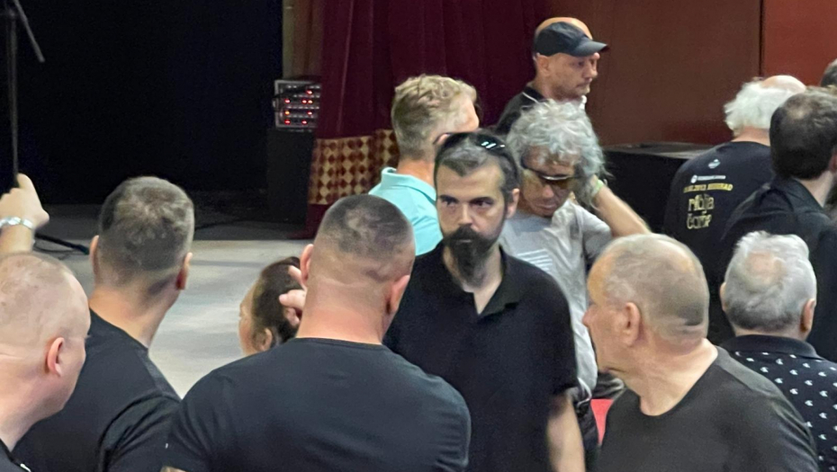 BORIN SIN NEUTEŠAN NAKON KOMEMORACIJE Boris se ne odvaja od rokerove supruge (VIDEO)