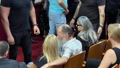 ZAVRŠENA KOMEMORACIJA BORI ĐORĐEVIĆU Potresne scene iz Čačka, ćerka i Dubravka ne prestaju da plaču, rokerov sin se ne odvaja od njih