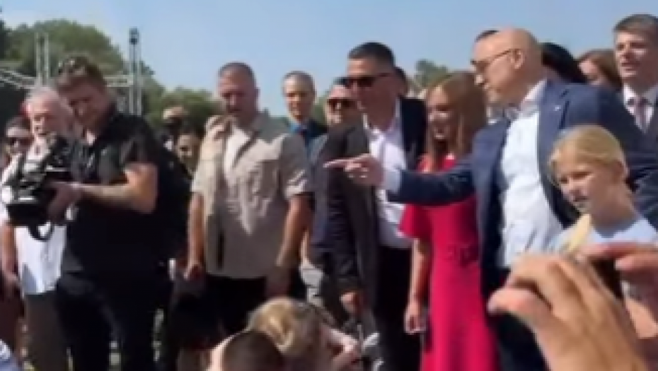 SPEKTAKL NA "DANIMA PORODICE" U PERLEZU! Premijer Vučević doneo sjajne vesti Banaćanima: Pitanje dana je izgradnja auto-puta od Beograda, preko Zrenjanina ka Novom Sadu