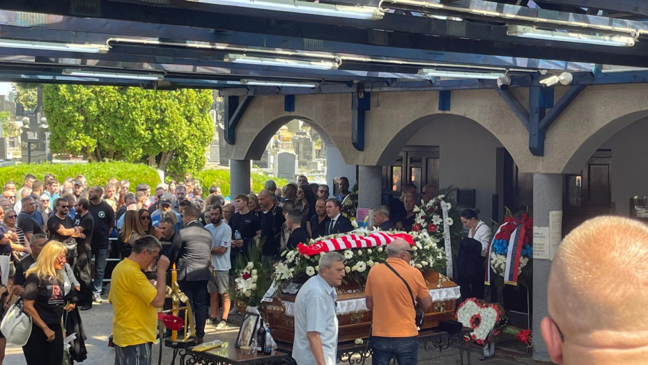 DETALJ SA SANDUKA KIDA KUŠU! Muk u kapeli, porodica neutešna zbog smrti Bore Đorđevića