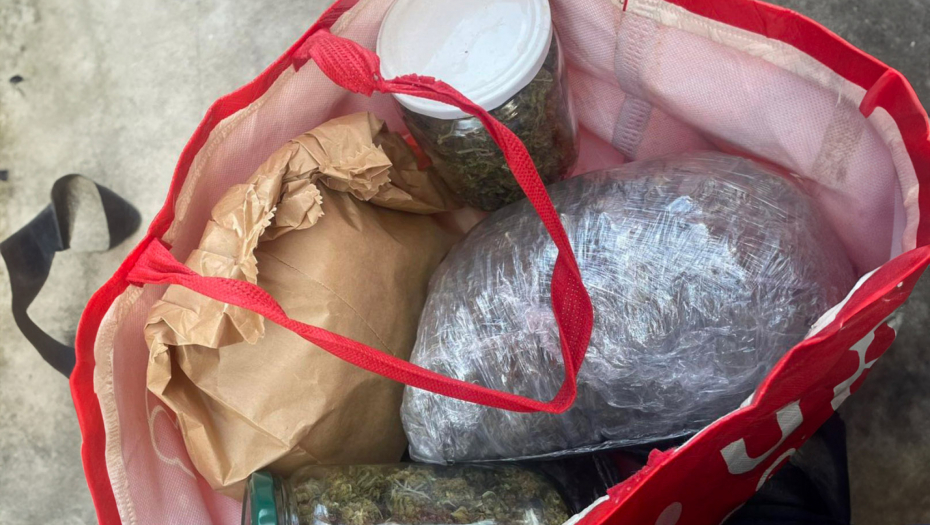 KOD DILERA PRONAĐENO SKORO DVE KILE MARIHUANE Droga je bila spakovana u tegle i kese, pa stavljena u ceger