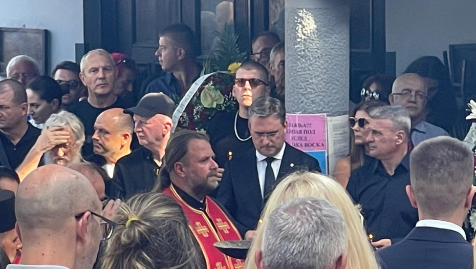 POČELO OPELO BORI ĐORĐEVIĆU Emotivne scene na groblju, zapevao crkveni hor