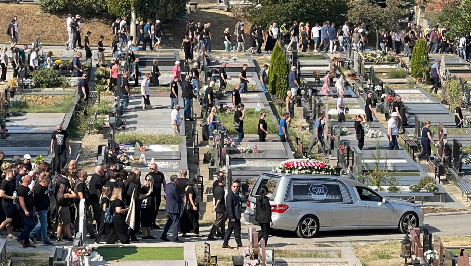 POVORKA KRENULA KA GROBNOM MESTU Jecaji odzvanjaju grobljem, porodicu sve vreme pridržavaju prijatelji