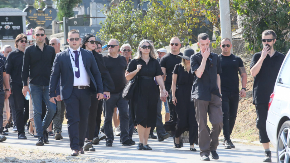 NJEGA NIKO NIJE PRIMETIO NA BORINOJ SAHRANI U crnom od glave do pete stajao do popa, tugu nije krio