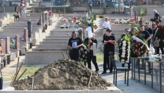 GOTOVA JE MOJA MUKA, SAD SE SMEJEM IZ SANDUKA Reka ljudi na groblju uglas pevala stihove Riblje čorbe
