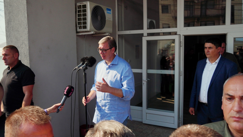 VUČIĆ SA GRAĐANIMA U LJUBOVIJI Zamolio samo za jednu stvar