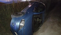 AUTOMOBIL SLETEO U KANAL, PA SE PREVRNUO NA BOK Saobraćajna nesreća kod Svilajnca (FOTO)