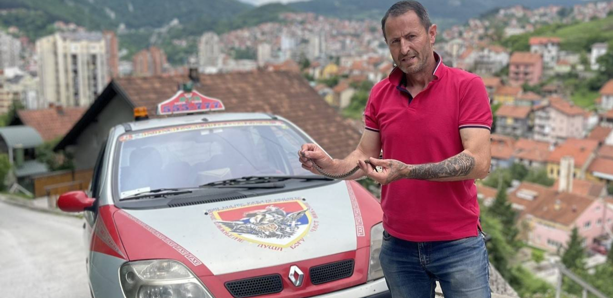 OBLETALI SVUDA OKO NJEGA DOK JE STAJAO NA DIZALICI! Arsenije iz Užica vodio borbu sa skidanjem gnezda stršljenova! (FOTO)