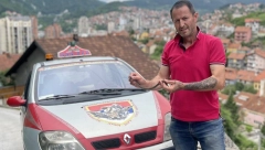 OBLETALI SVUDA OKO NJEGA DOK JE STAJAO NA DIZALICI! Arsenije iz Užica vodio borbu sa skidanjem gnezda stršljenova! (FOTO)