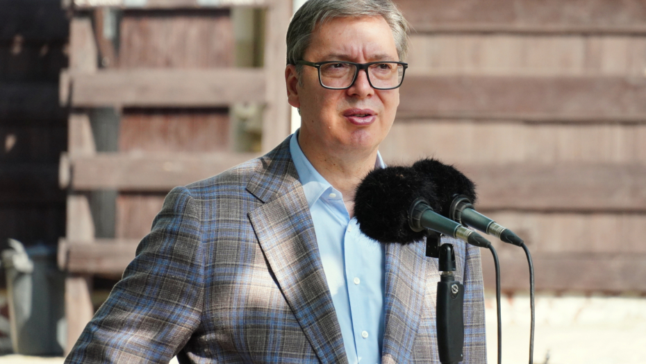 VUČIĆ O NAPADIMA OPOZICIJE "Njima je sve cirkus, jer ne rade ništa osim što tvituju po 10 sekundi dnevno, a onda očekuju da im narod ukaže poverenje"
