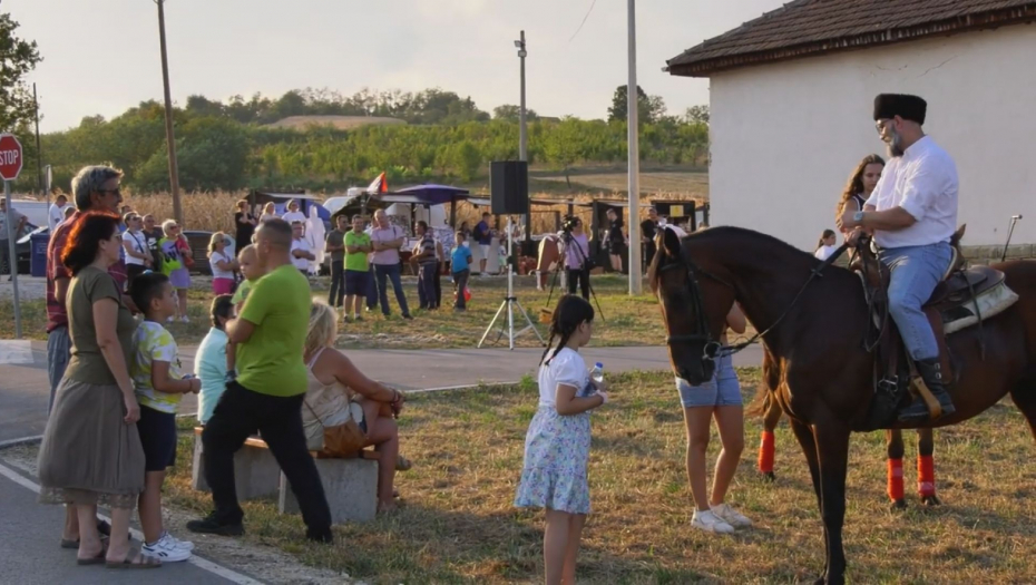 GRAĐANI POKUPOVALI NA STOTINE KILOGRAMA SIRA! Ovo je najveći sajam belog mrsa u Srbiji! (FOTO)