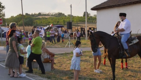 GRAĐANI POKUPOVALI NA STOTINE KILOGRAMA SIRA! Ovo je najveći sajam belog mrsa u Srbiji! (FOTO)