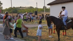 GRAĐANI POKUPOVALI NA STOTINE KILOGRAMA SIRA! Ovo je najveći sajam belog mrsa u Srbiji! (FOTO)