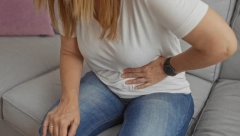 SPAS ZA NADUTOST I GASOVE Žena pokazala pred kamerom kako izravna stomak za 5 minuta