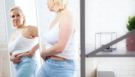 ŽENE MASOVNO GREŠE Zbog 2 česte navike ne mogu da smršaju u menopauzi, jedan obrok je ključan