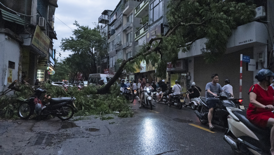 POPLAVA ODNELA NAJMANJE 24 ŽIVOTA, SUPERTAJFUN POKOSIO SVE! Meteorolozi izdali NOVO upozorenje! (FOTO)