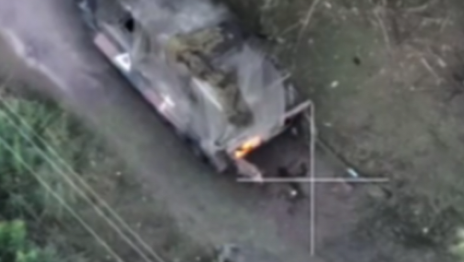 RUSKI VOJNIK DIGAO U VAZDUH UKRAJINSKO VOZILO Gori kao baklja (VIDEO)